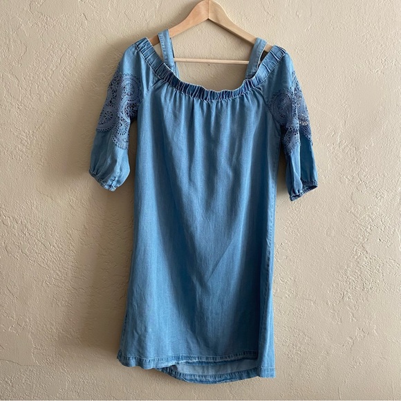 CHICO'S SIZE 0 (US Sz 4) OFF THE SHOULDER EMBROIDERED CHAMBRAY LACE DENIM DRESS - Picture 5 of 14